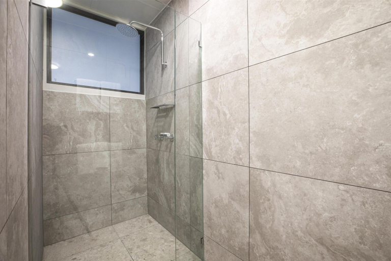 Bathroom 5, Nightcap at Dalrymple Hotel, Garbutt