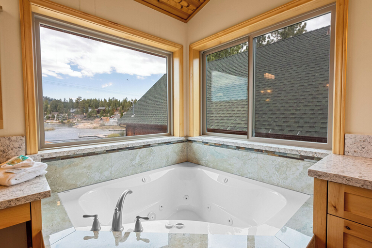 Bathroom 2, Boulder Bay Chalet Lakefront, San Bernardino