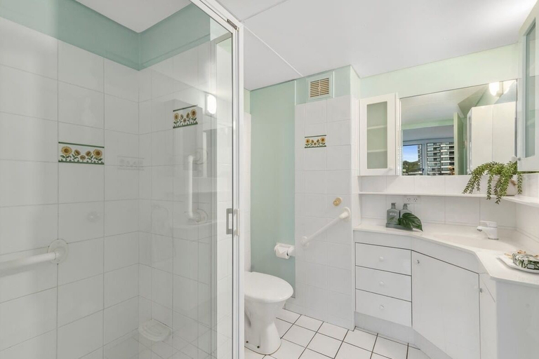 Bathroom, Ambassador Beachfront Apartments, Gold Coast
