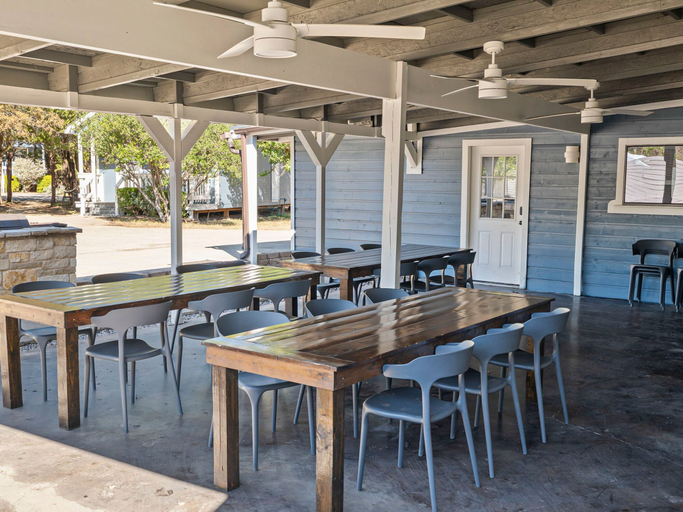 Food & Drinks 5, The Claire Hotel, Comal