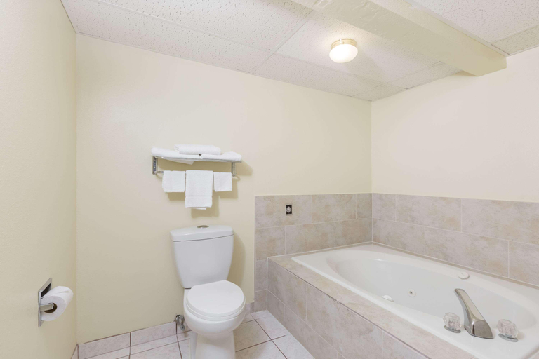 Bathroom 4, Super 8 by Wyndham Newton, Jasper