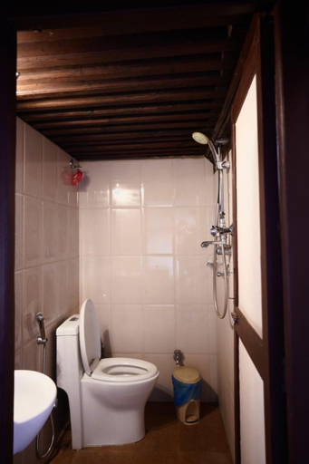 Bathroom 3, Hiranya Guest House, Bagmati