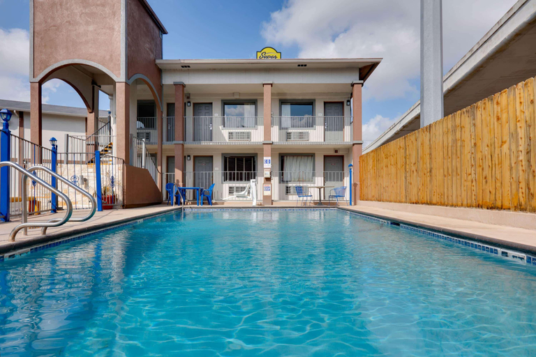 Sport & Beauty 5, Super 8 by Wyndham Downtown / Alamo, Bexar