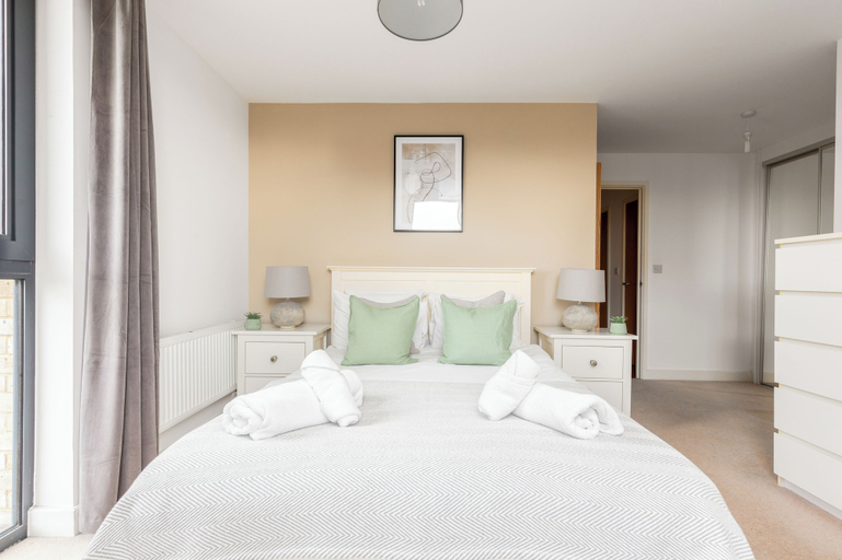 Bedroom 3, Idyllic 2 Bed Flat with Balcony in Canada Water, London
