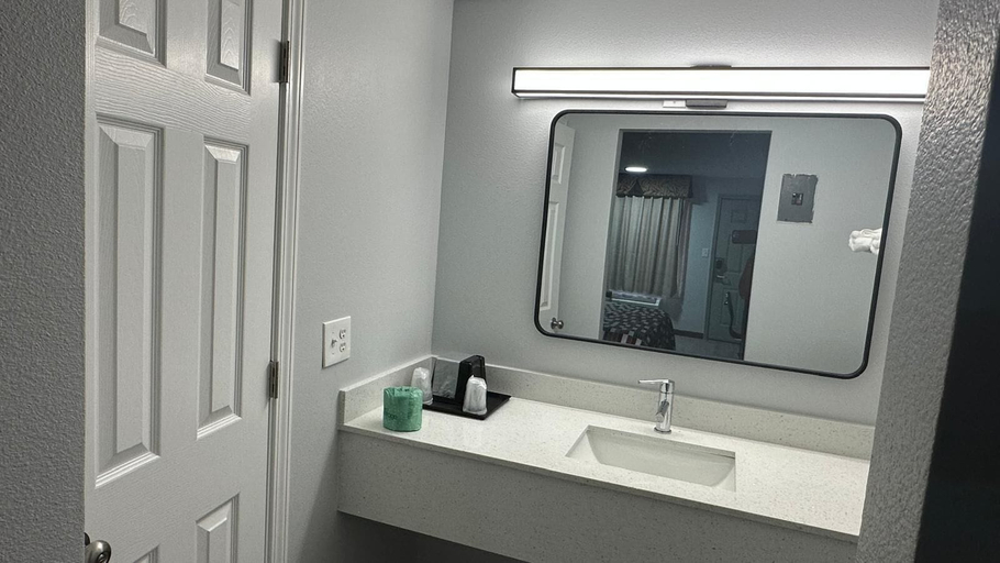 Bathroom 4, Days Inn by Wyndham Camden AR, Ouachita