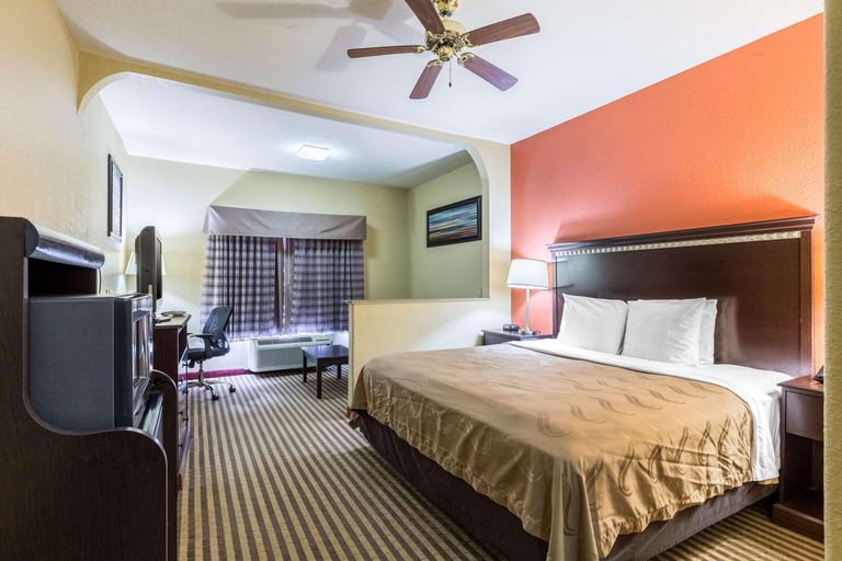 Bedroom 3, Quality Suites Houston North - Spring, Houston