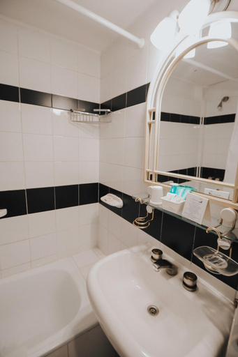 Bathroom 4, Nutibara, Capital