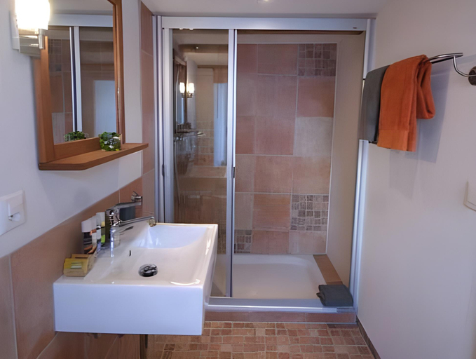 Bathroom 2, Boutique Hotel The River House, Uri