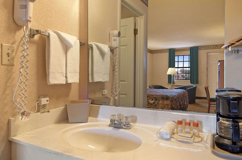Bathroom 4, Days Inn by Wyndham Brownsville, Haywood