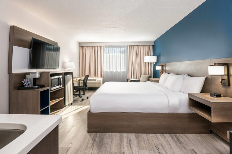 Bedroom 3, Comfort Suites Kingston Central, Frontenac