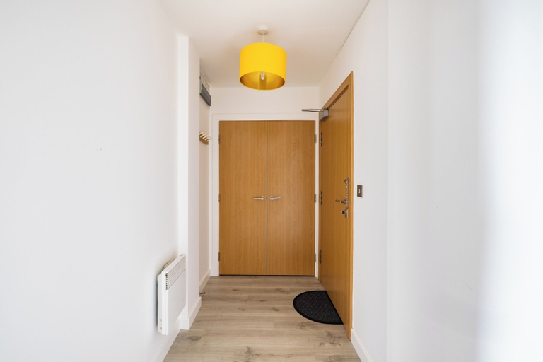 Others 5, Beautiful Canal-Side Apartment in Islington, London
