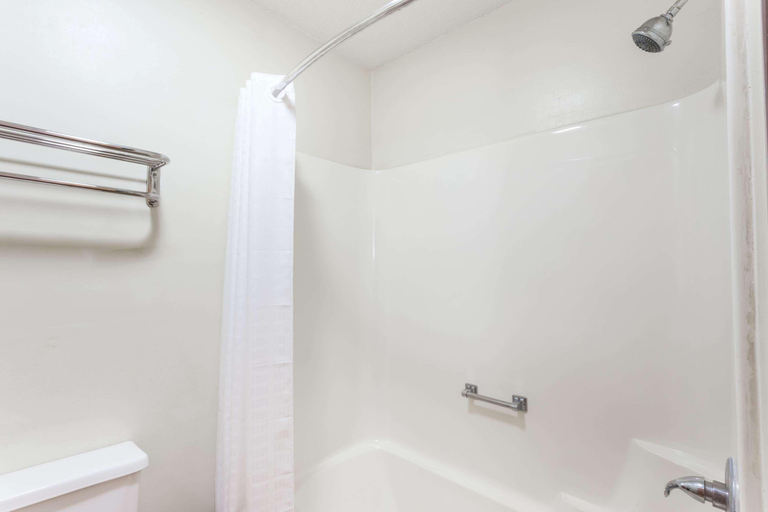 Bathroom 5, Super 8 by Wyndham Dixon, Lee