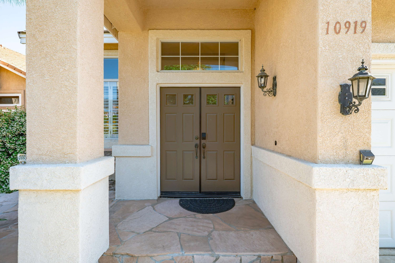 Room 4, Bright Designer Home w Pool Near Everything, San Bernardino