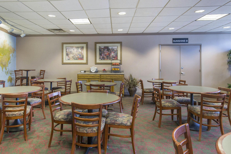 Food & Drinks 5, Lamplighter Inn & Suites - South, Greene