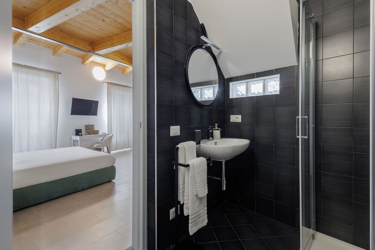 Bathroom 4, Basco Guest House, Viterbo