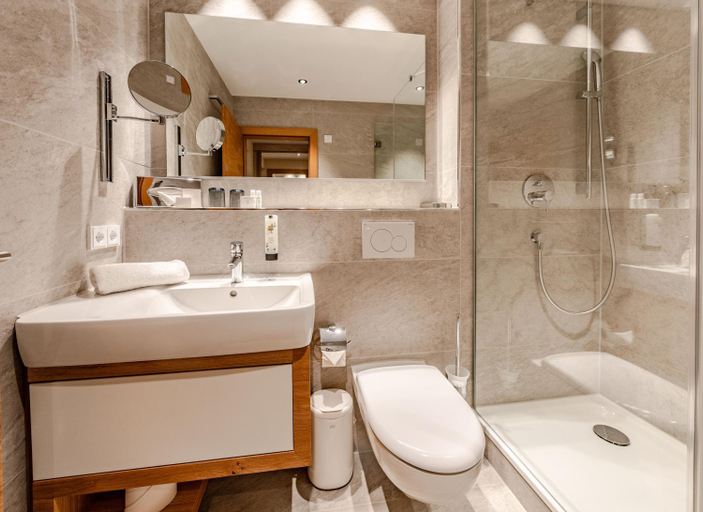 Bathroom 3, Eibsee Hotel, Garmisch-Partenkirchen