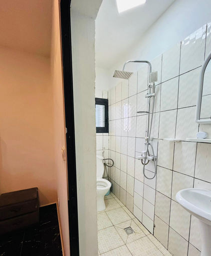 Bathroom 2, Residence Tade, Wouri
