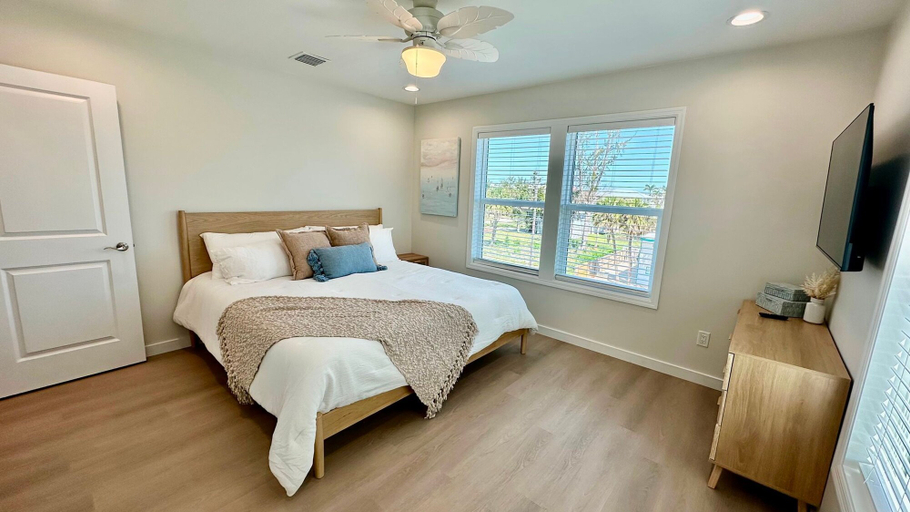 Room 2, Docked at Dakota Sunrise, Lee