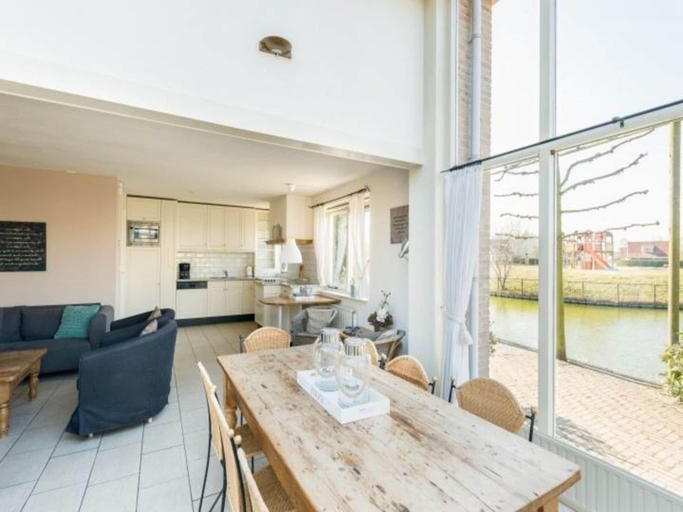 Others 3, Bungalow in Zeeland with Stunning Waterside Views, Sluis