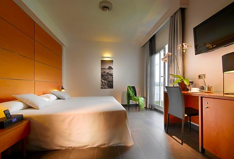Bedroom 3, Palladium Hotel Cala Llonga, Baleares