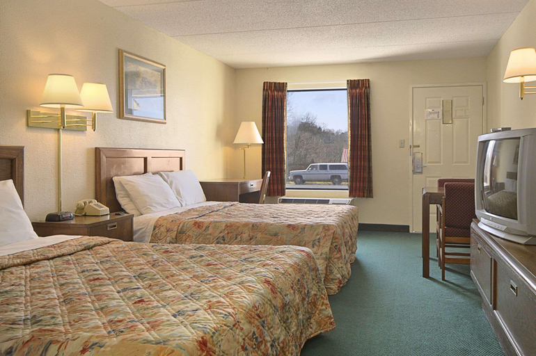 Bedroom 3, Days Inn by Wyndham Apple Valley Sevierville, Sevier