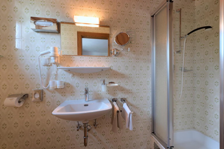 Bathroom 3, Pension Angelika, Landeck