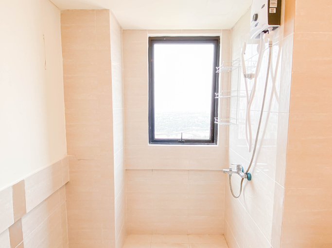 Bathroom 5, Soft Scandinavian 3BR at Meikarta Apartment By Travelio, Cikarang