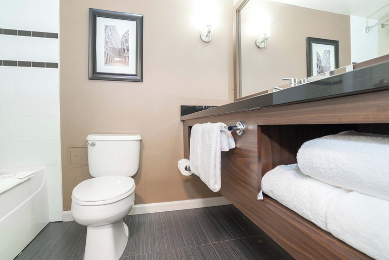 Bathroom 5, Sandman Signature Vancouver Airport Hotel & Resort, Greater Vancouver