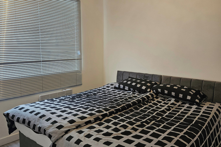 Room 3, Modern 2-bedroom Apartment, Near Central London, London