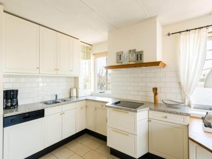 Others 5, Bungalow in Zeeland with Stunning Waterside Views, Sluis