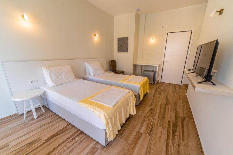 Others 5, Hotel NEBO, Sarandës