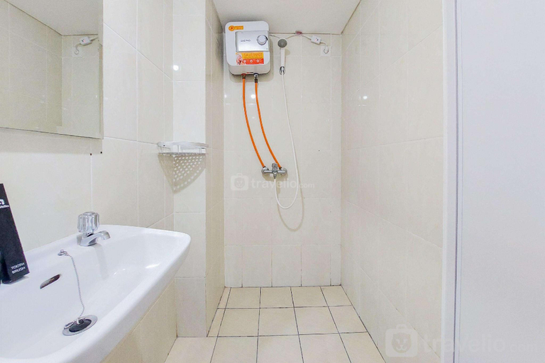 Bathroom 3, Nice Studio Apartment M-Town Residence By Travelio, Tangerang