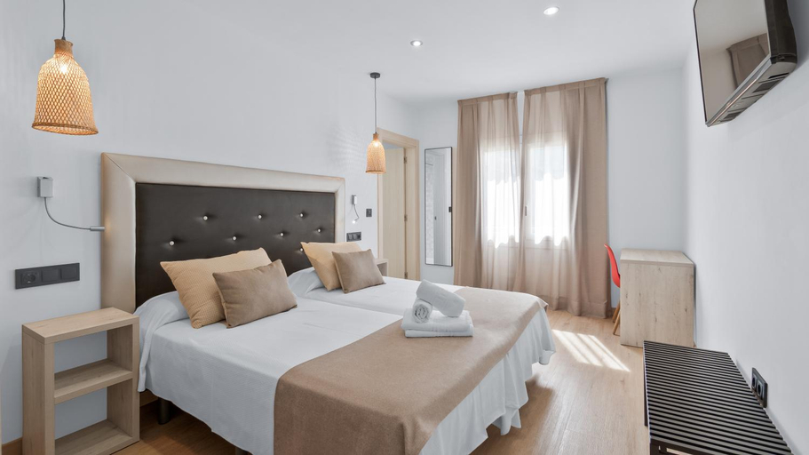 Bedroom 2, Hotel Costa Brava, Girona