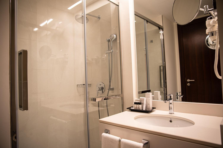 Bathroom 4, Hotel Continental Horizonte, Maianga