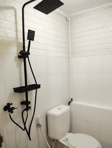 Bathroom 5, Cozy & Petite Apartment (Tower C) by Lavish Rooms, North Jakarta
