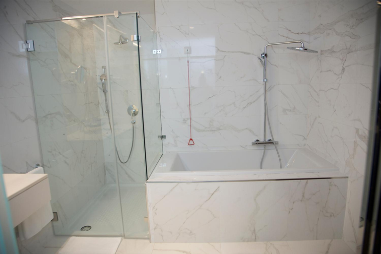 Bathroom 4, Hotel Continental Horizonte, Maianga