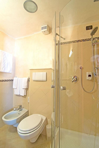 Bathroom 5, Hotel Regina, Savona