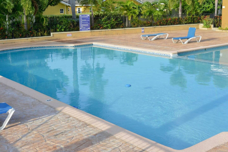 Room 5, 3 King Beds Drax Hall Pool Gym Gated Full Air Con
