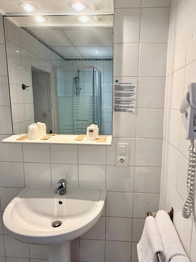 Bathroom 3, Hotel L'ondine, Haute-Corse
