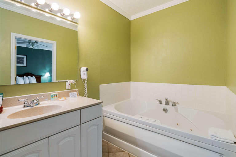 Bathroom 4, Quality Inn Weston, Lewis