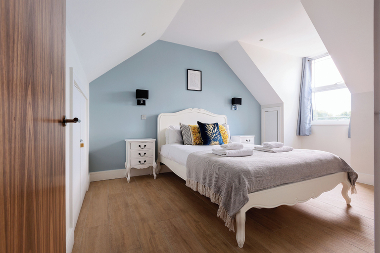 Others 5, Elegant 2 Bed Flat with Balcony in Finchley, London