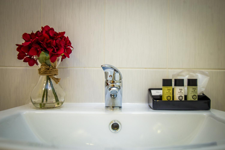 Bathroom 2, Mica Point City Centre Apartment, Birmingham