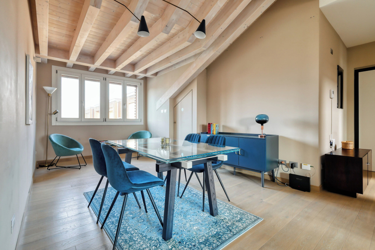 Others 4, Elegant apt with parking and balcony, Milano