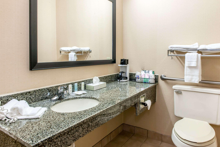 Bathroom 5, Quality Inn Defiance, Defiance