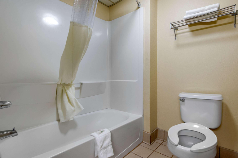 Bathroom 5, Quality Inn Kingstree North, Williamsburg