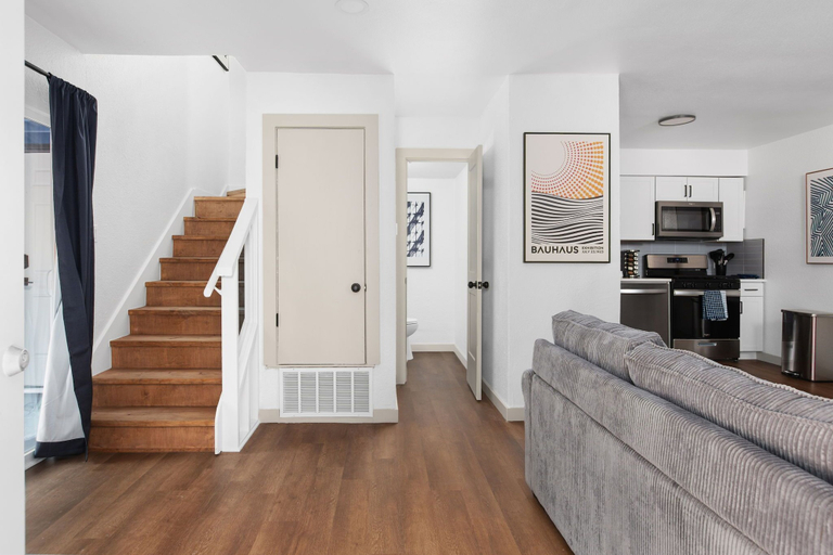 Others 3, Rare 2BR in Prime Location, Travis