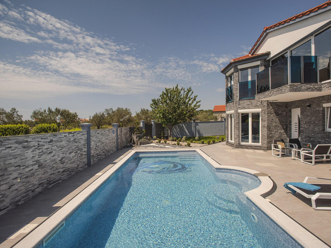 Others 5, Villa in Fazana near Beach with Pool, Fažana