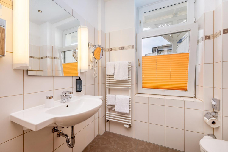 Bathroom 5, Strandhotel zur Promenade, Vorpommern-Rügen