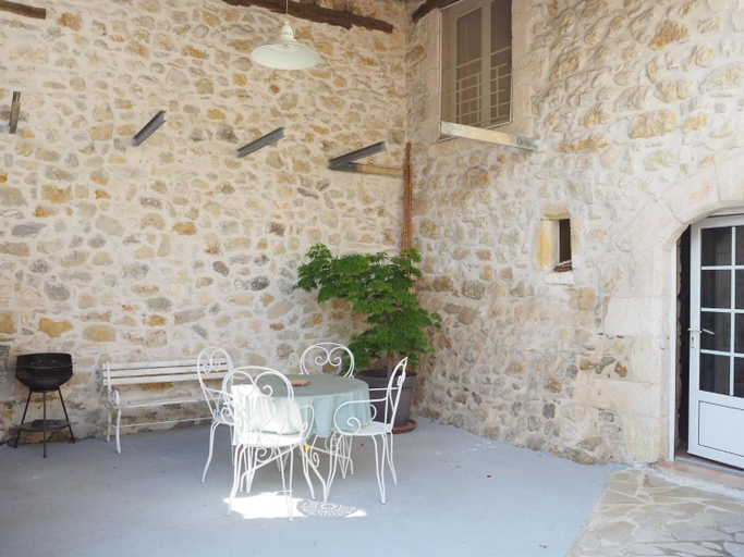 Others 2, Charming Stone House with Terrace, Gard