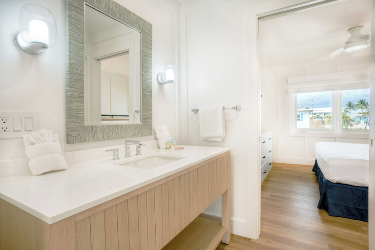 Bathroom 5, The Lighthouse Resort Inn & Suites, Lee